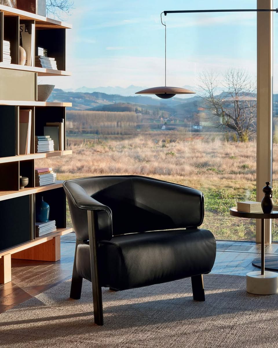 La famiglia Back-Wing di Cassina interpreta la seduta come equilibrio tra forza costruttiva, leggerezza visiva e comf...